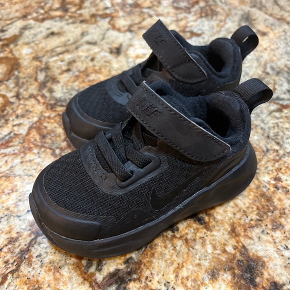 Nike shoes - Picture 1 of 4